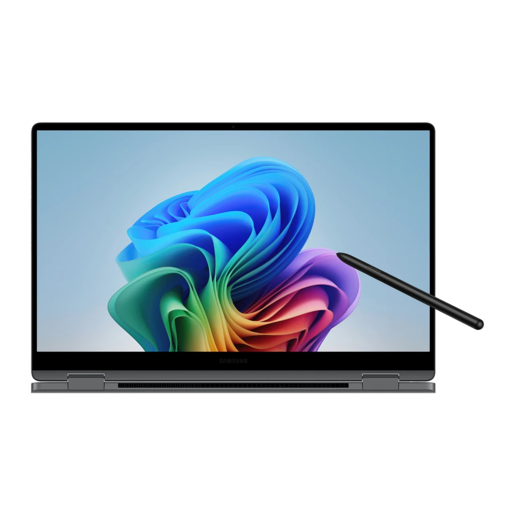 Samsung Galaxy Book5 360 512GB Gris, vista frontal: pantalla Full HD con S Pen apoyado sobre ella y bisagras visibles