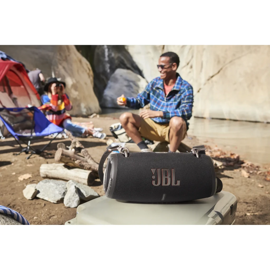 JBL Altavoz Bluetooth Xtreme 3 negro, vista frontal en ángulo: rejilla textil, logo JBL y pasadores metálicos laterales - Ítem5