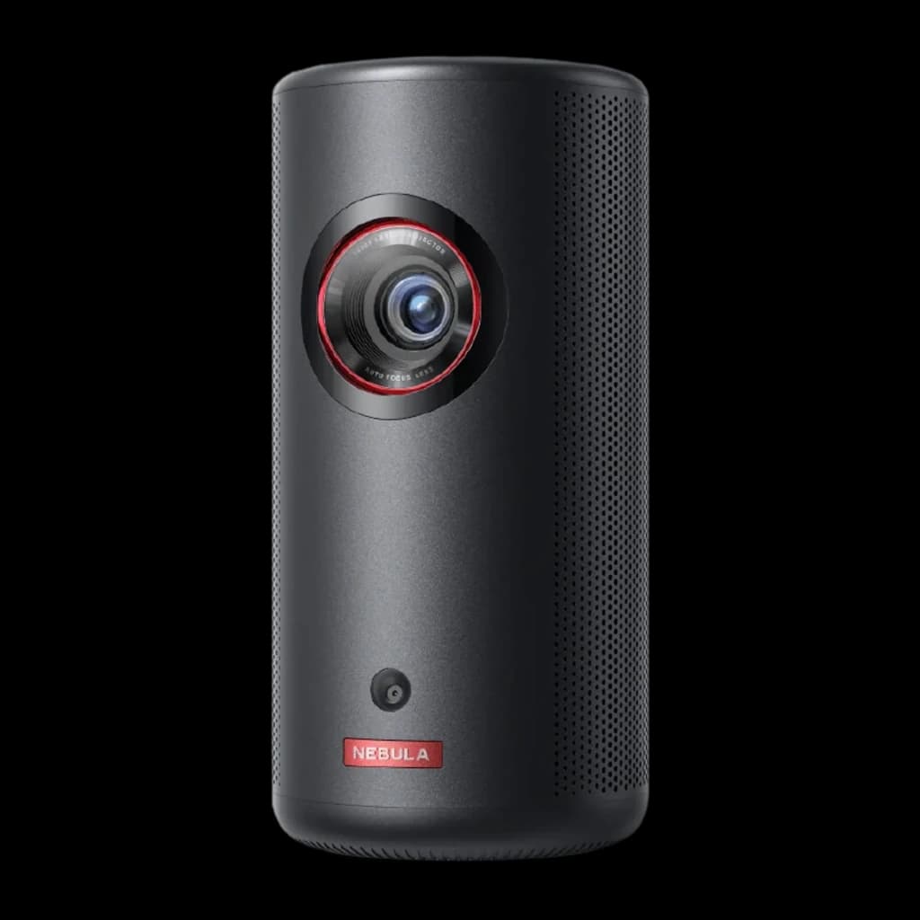 Anker Nebula Capsule 3 Laser 16GB noir, vue avant: objectif à anneau rouge, grille haut-parleur et logo Nebula