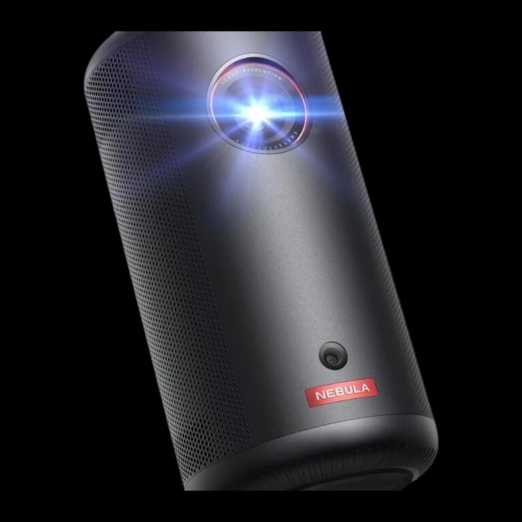 Anker Nebula Capsule 3 Laser 16GB noir, vue en angle: objectif projetant un faisceau laser actif
