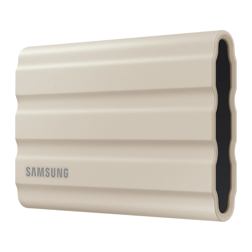 Samsung T7 Shield 2TB Beige, vue avant en angle: coque rainurée beige avec bords noirs et port USB-C visible - Ítem2