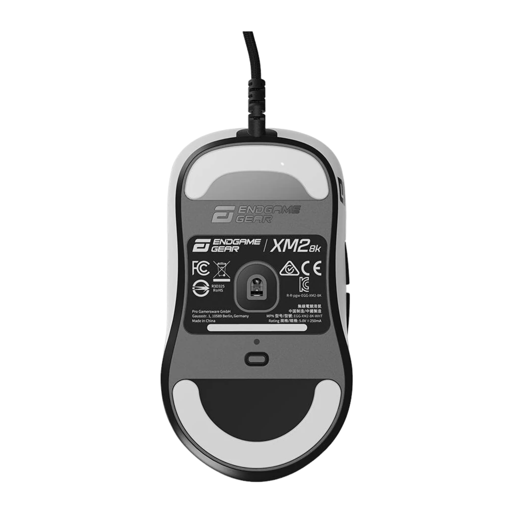 Endgame Gear XM2 8k Blanc, vue supérieure en angle: corps blanc, molette et boutons latéraux noirs, logo et câble tressé - Ítem1