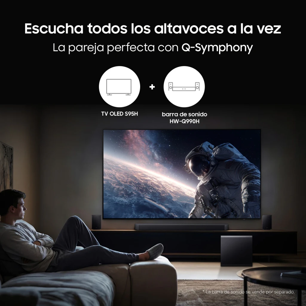 Samsung TQ77S95H 77 polegadas OLED 4K Preto, lifestyle: TV em sala com barra de som Q-Symphony, pessoa assistindo astronauta