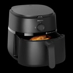 Philips Airfryer Serie 1000 NA130/00 6,2 l negro, vista en ángulo: cajón abierto con pollo asado dorado en su interior