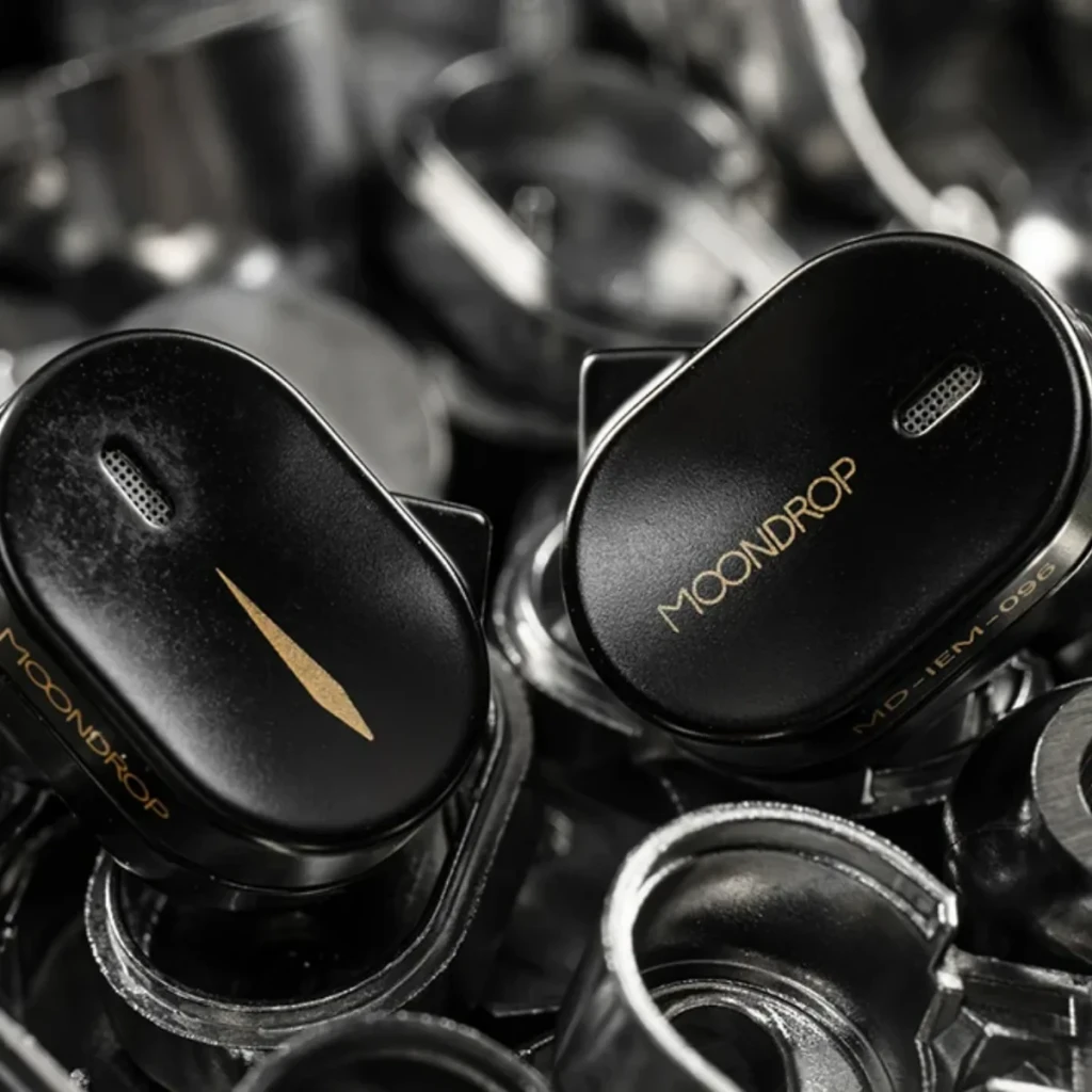 Auriculares Moondrop CHU 3 In-Ear, cápsulas pretas metálicas com detalhe dourado, acabamento fosco, conector 3,5 mm, sem microfone