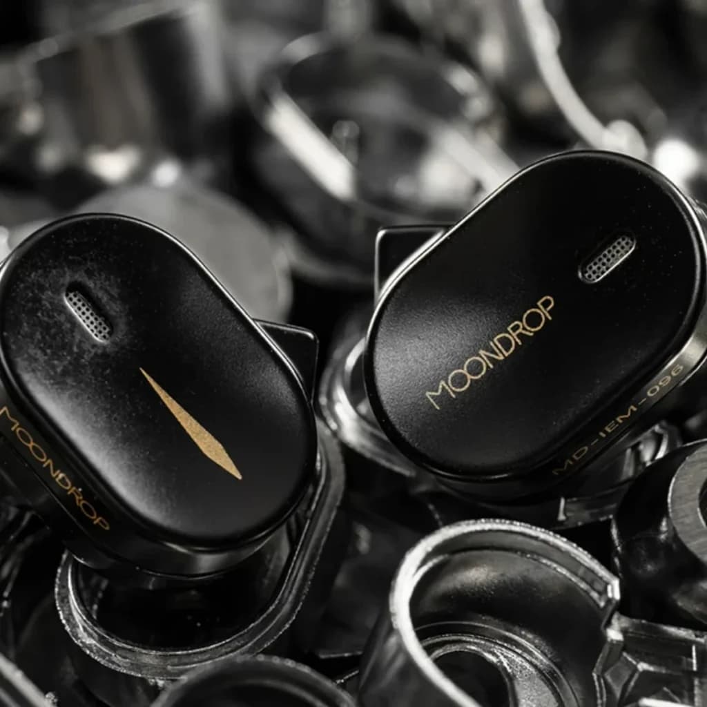 Auriculares Moondrop CHU 3 In-Ear, cápsulas pretas metálicas com detalhe dourado, acabamento fosco, conector 3,5 mm, sem microfone