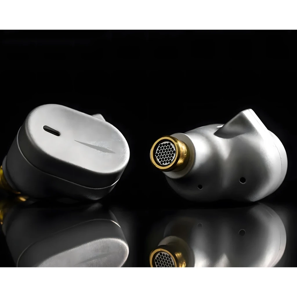 Auriculares IEM Moondrop CHU 3 In-Ear Jack 3,5mm Without mic em metal cinza, bocal dourado com grade hexagonal e acabamento premium reflexivo