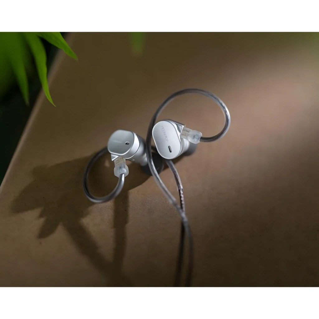 Auriculares IEM Moondrop CHU 3 In-Ear, acabamento metálico prateado, conchas ergonômicas, cabo destacável 2 pinos, conector 3,5 mm, sem microfone