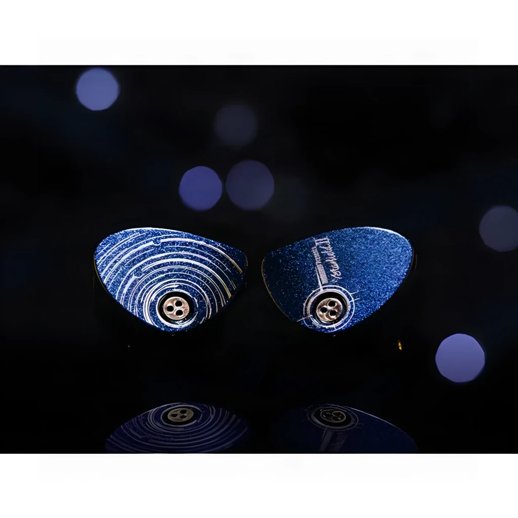 Moondrop Starfield 2 Roxo, vista traseira: ambos os auriculares com gravação espiral e conector MMCX, fundo bokeh escuro