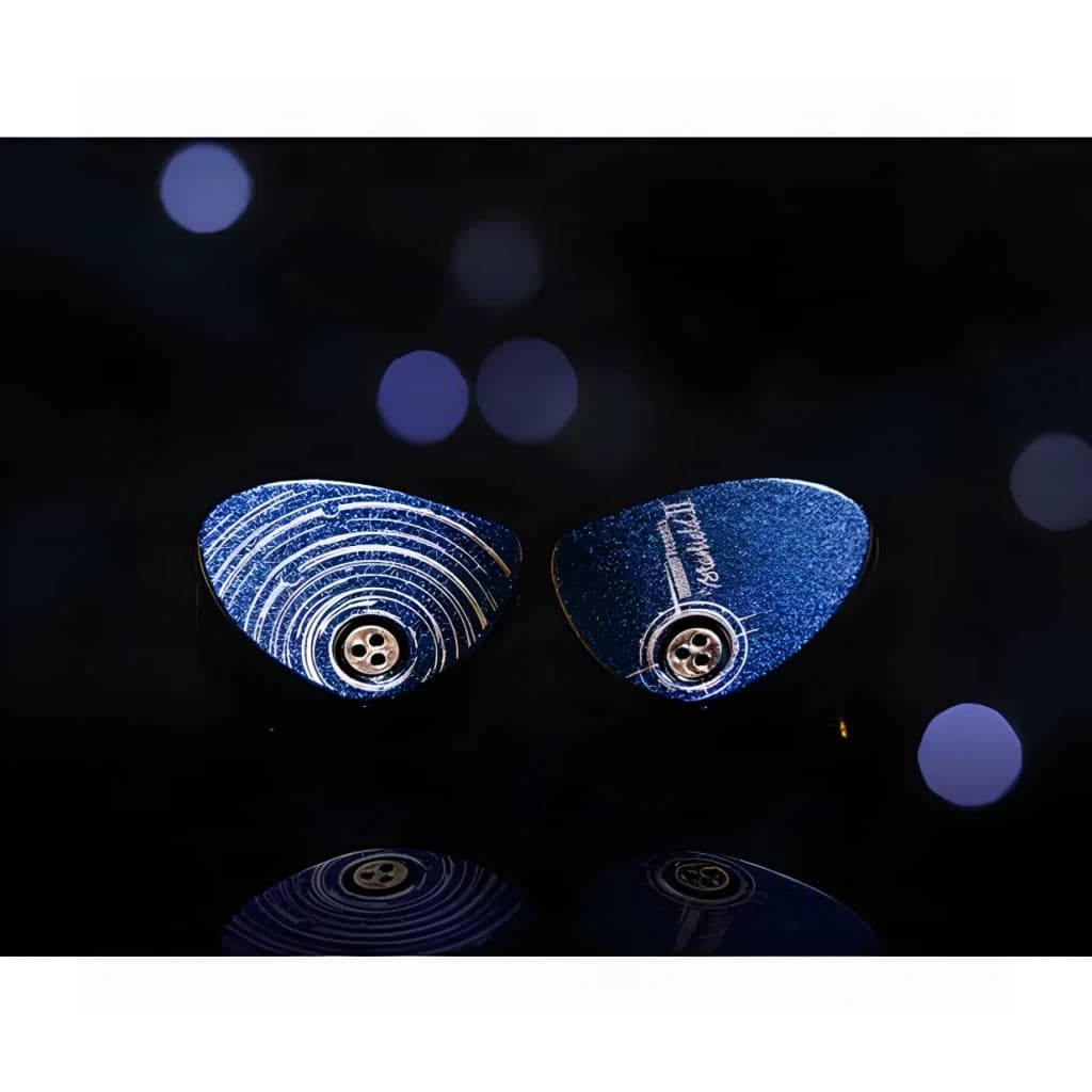 Moondrop Starfield 2 Roxo, vista traseira: ambos os auriculares com gravação espiral e conector MMCX, fundo bokeh escuro