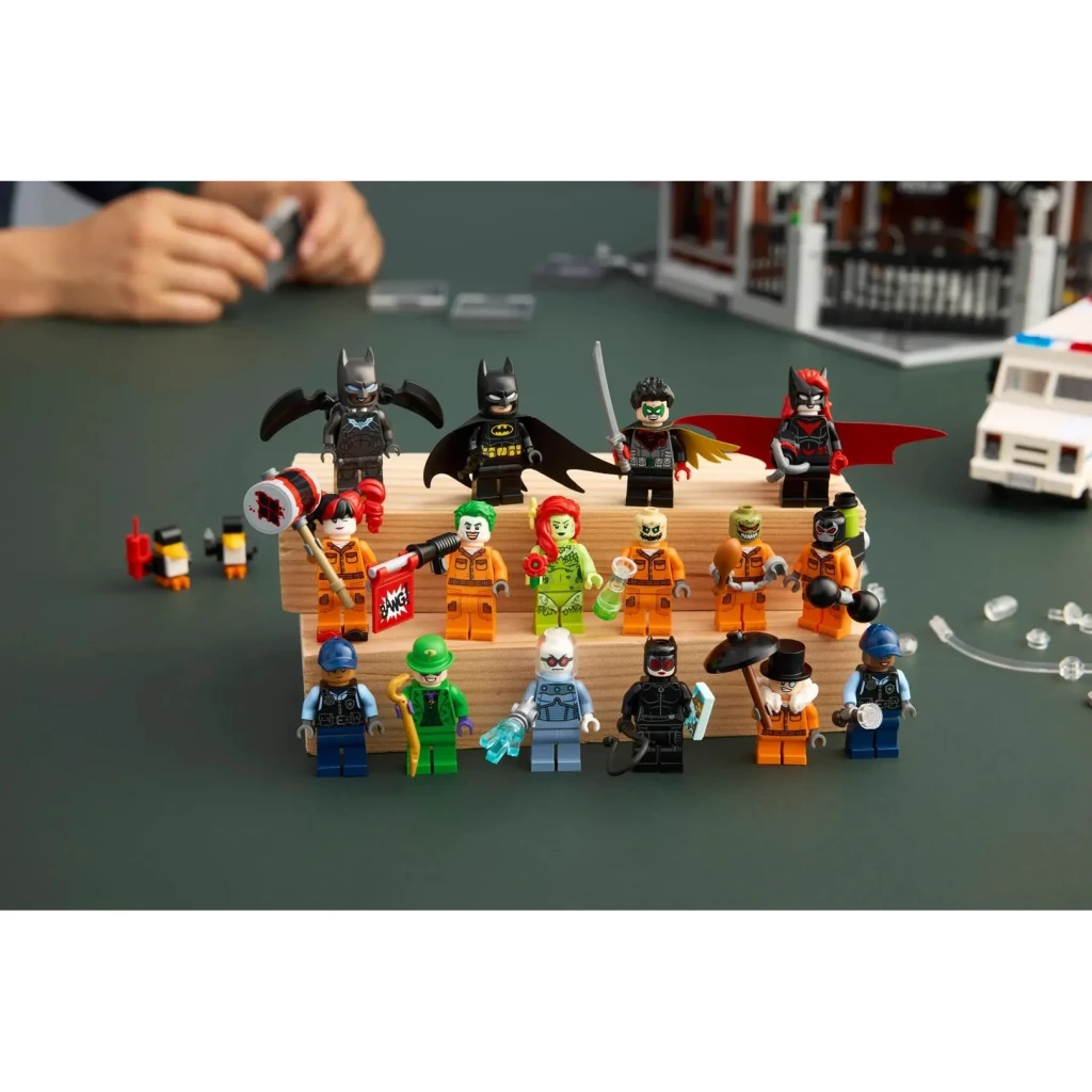LEGO DC Super Heroes Batman Arkham Asylum 76300 - vista principal - Ítem3