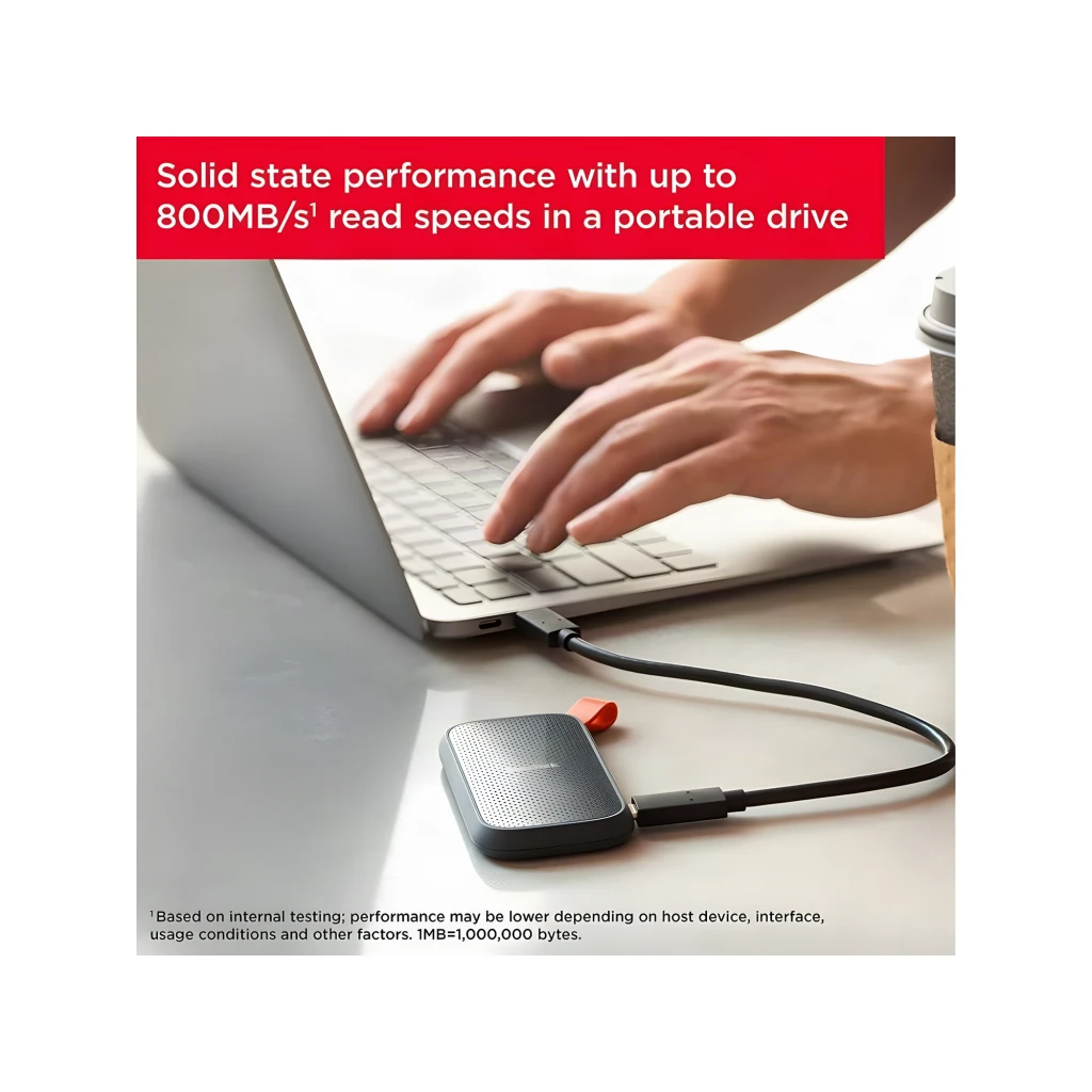 SanDisk SSD Portable V2 2TB preto, vista frontal: superfície texturizada com pontos, logo e alça laranja - Item5