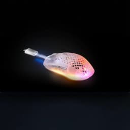 SteelSeries Aerox 3 Wireless Gen 2 branco, vista lateral: carcaça perfurada com iluminação RGB e cabo USB-C conectado