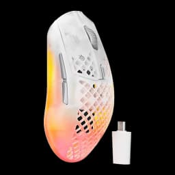 SteelSeries Aerox 3 Wireless Gen 2 branco, vista lateral: carcaça perfurada com RGB laranja e adaptador USB-C