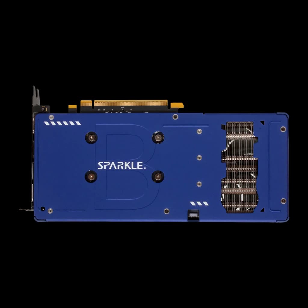 Sparkle Arc B570 Guardian Bleu et gris, vue arrière: backplate bleu avec logo SPARKLE, vis et ailettes du dissipateur