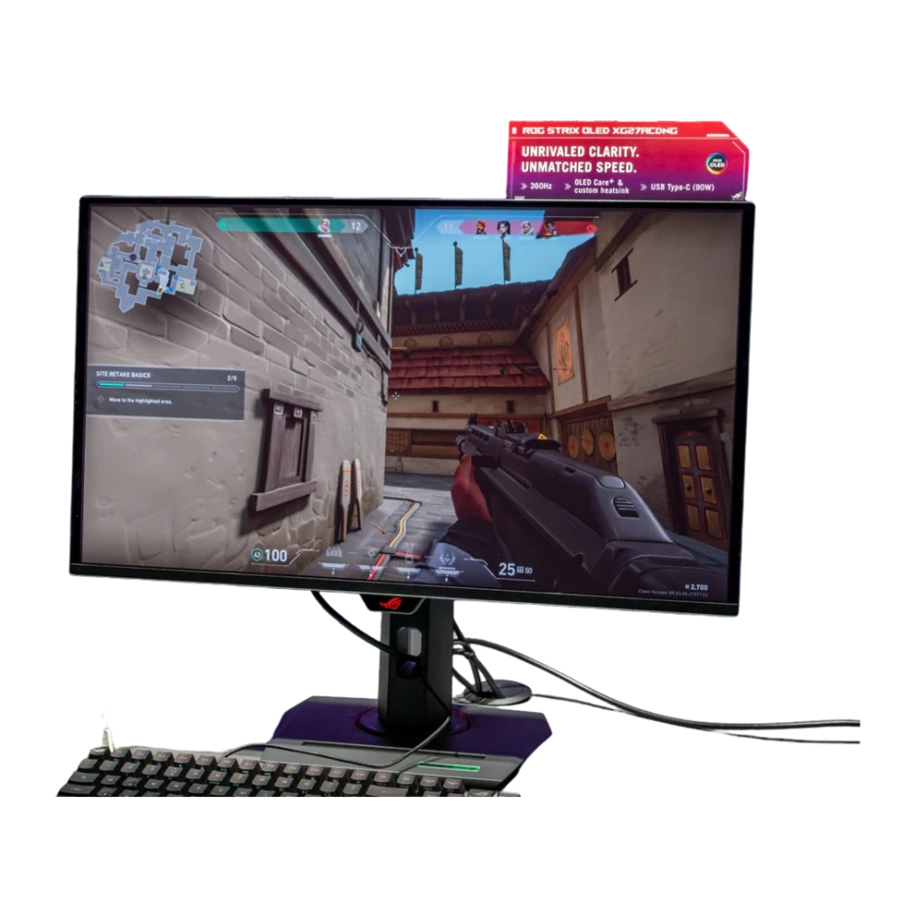 ASUS ROG Strix OLED XG27AQDMGR 27 negro, escena gaming: monitor con FPS en pantalla, teclado ROG y caja del producto