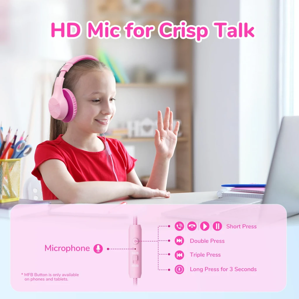 EarFun K3 Rosa, uso en niña: auriculares puestos frente a portátil, infografía micrófono en cable y controles MFB