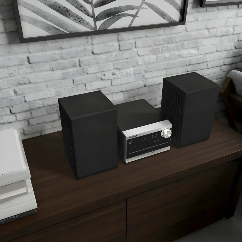 Panasonic Microcadena SC-PM272EG-S Plata, vista en ambiente: unidad central y altavoces sobre mueble de madera oscura