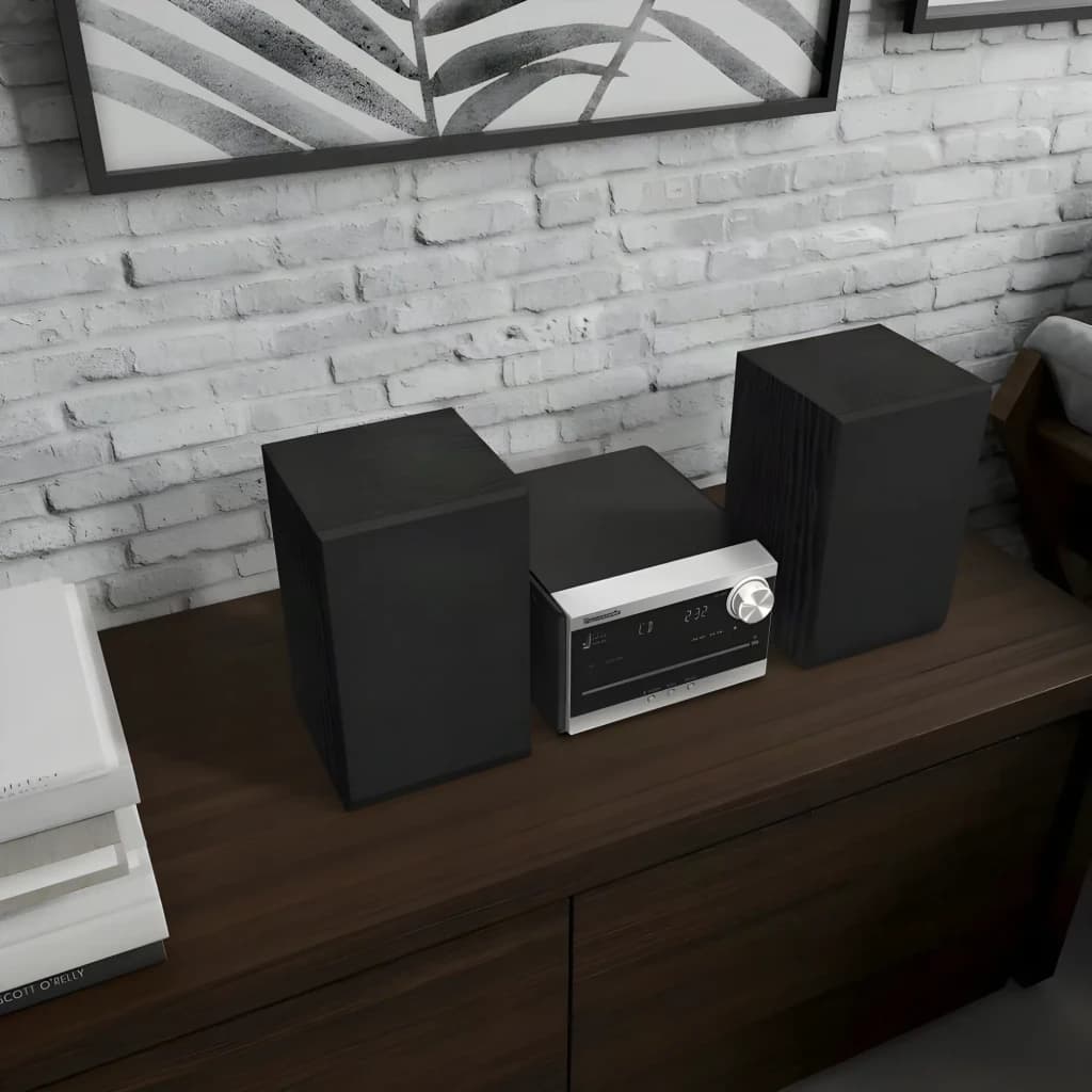 Panasonic Microcadena SC-PM272EG-S Plata, vista en ambiente: unidad central y altavoces sobre mueble de madera oscura