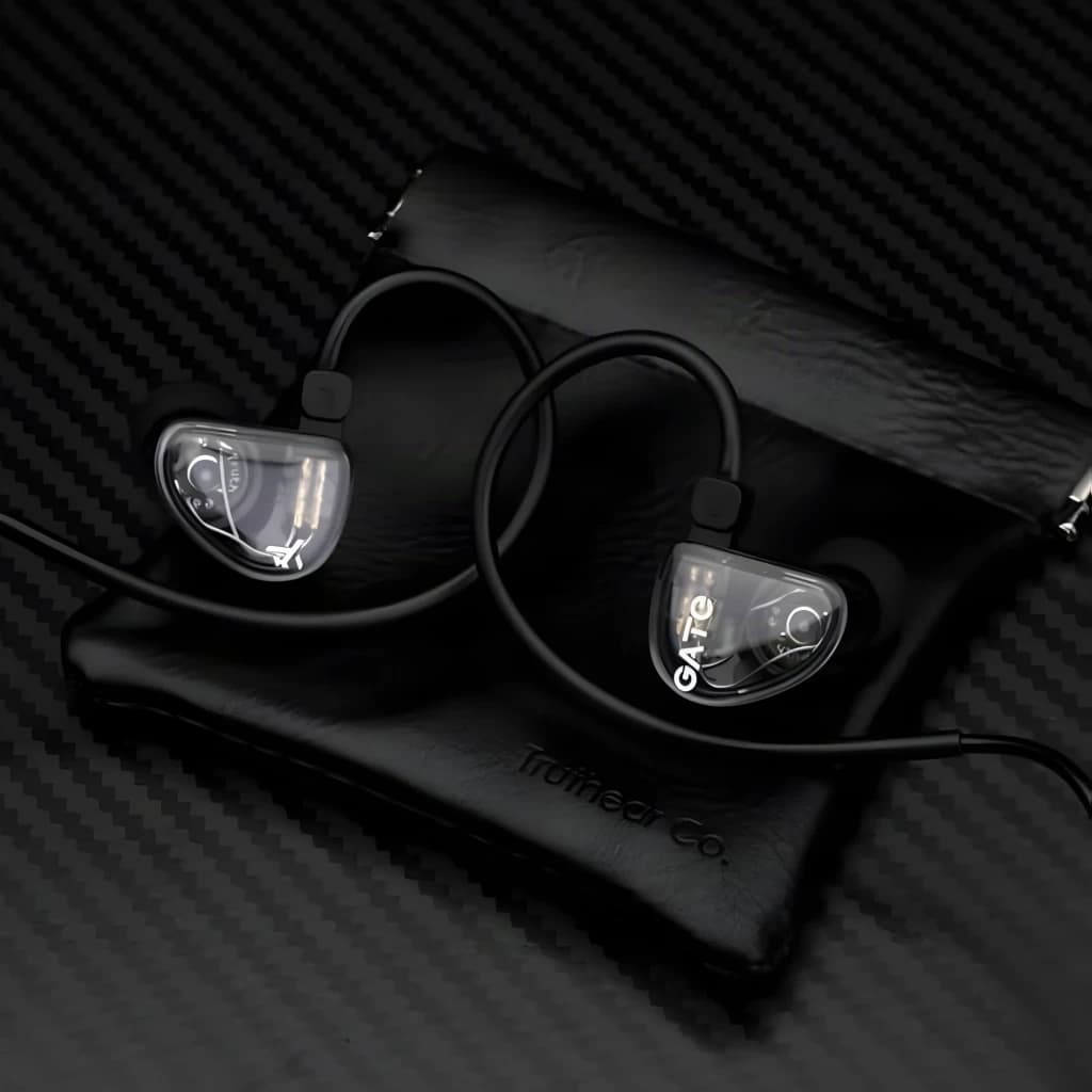 Truthear Gate Wired Negro - ambos auriculares con carcasa transparente sobre funda Truthear Co.