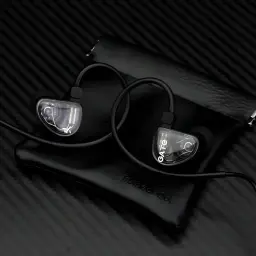Truthear Gate Wired Negro - ambos auriculares con carcasa transparente sobre funda Truthear Co.