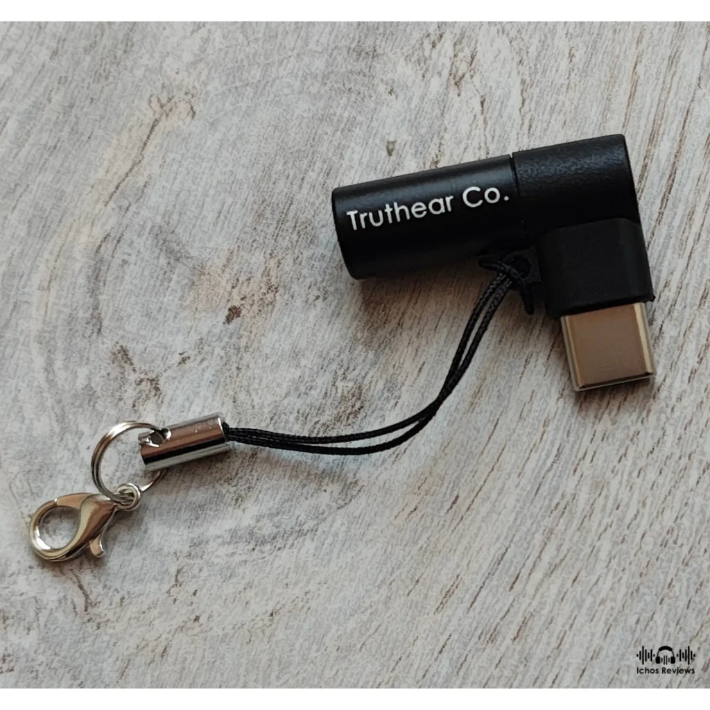 TRUTHEAR KEYX DSD256 DAC Amplificador 32bit 384kHz USB C compacto en forma de L, carcasa negra mate, con correa y mosquetón metálico desmontable