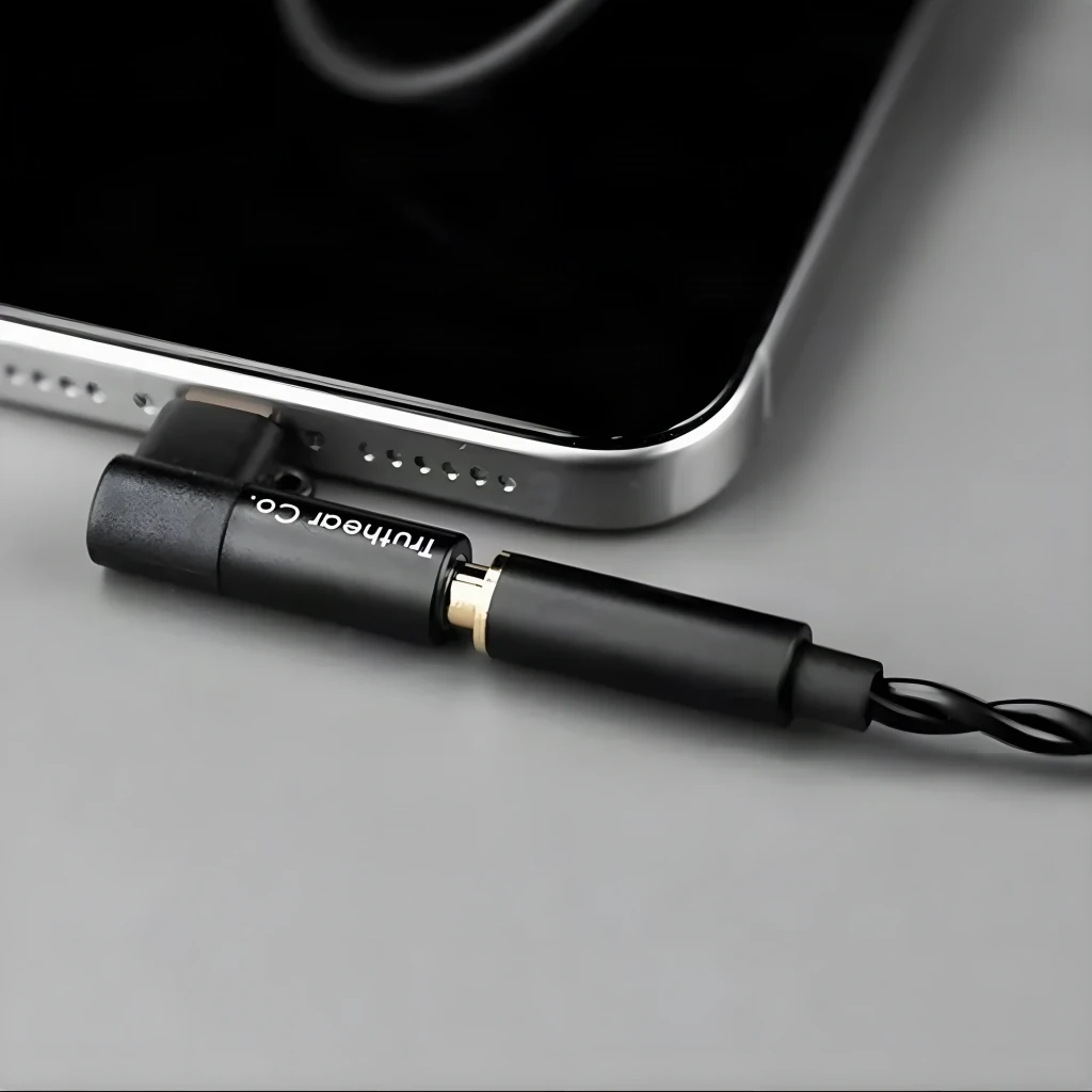 TRUTHEAR KEYX DSD256 DAC Amplificador USB-C compacto en negro, conector acodado y adaptador dorado, cable trenzado y acabado metálico elegante