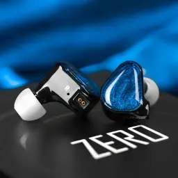 TRUTHEAR Zero Azul, vista frontal: auriculares IEM sobre caixa com logótipo ZERO, carcaça azul metálica e conector 2-pin dourado