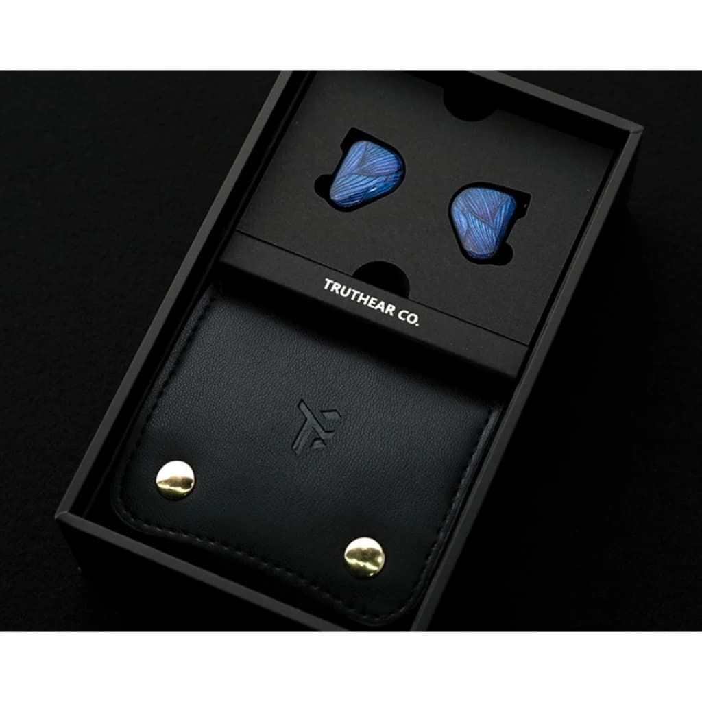 Truthear Zero Blue 2, caixa aberta: auriculares azuis no tabuleiro e bolsa preta com molas