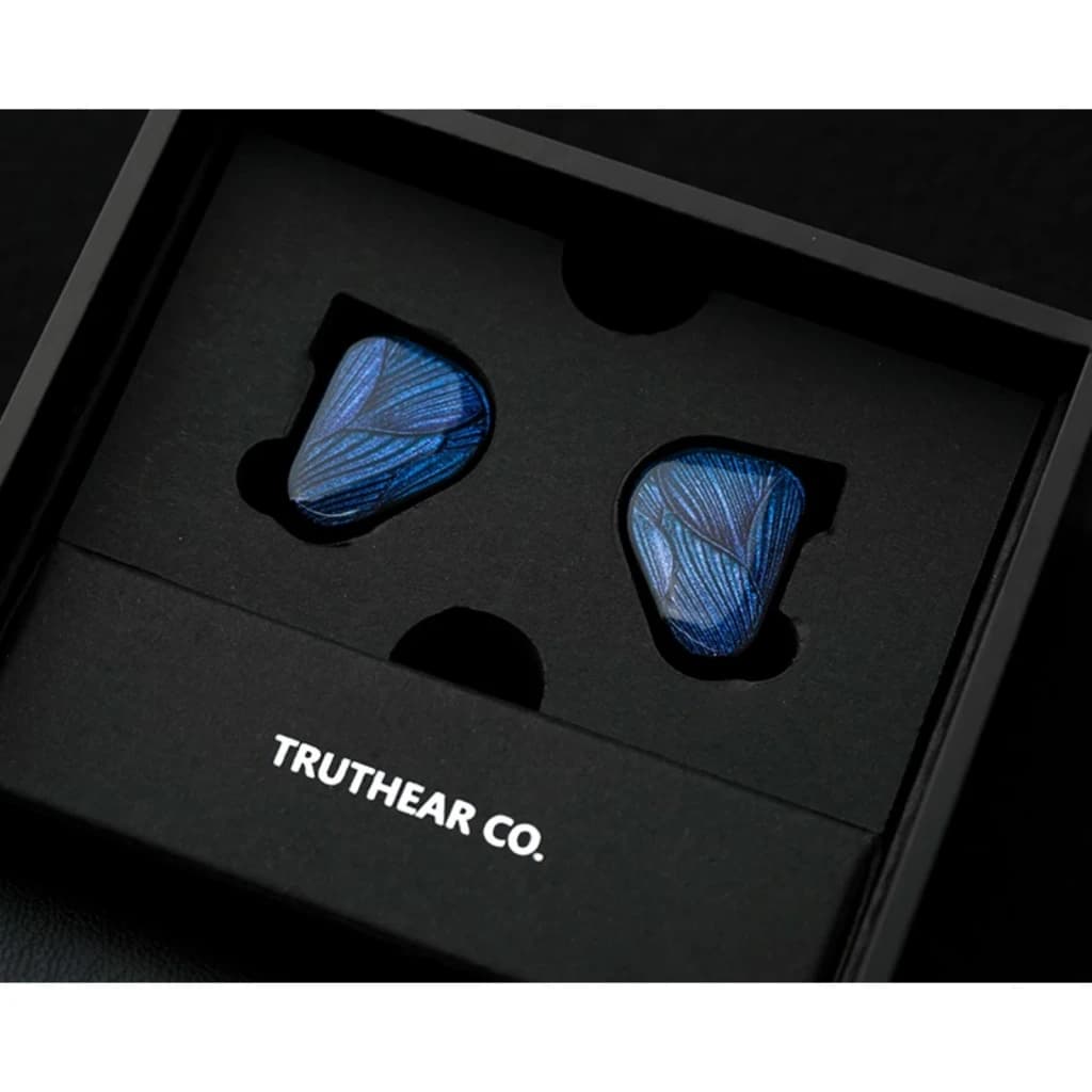 Truthear Zero Blue 2 con micrófono, detalle: par de auriculares azules en la bandeja de la caja Truthear