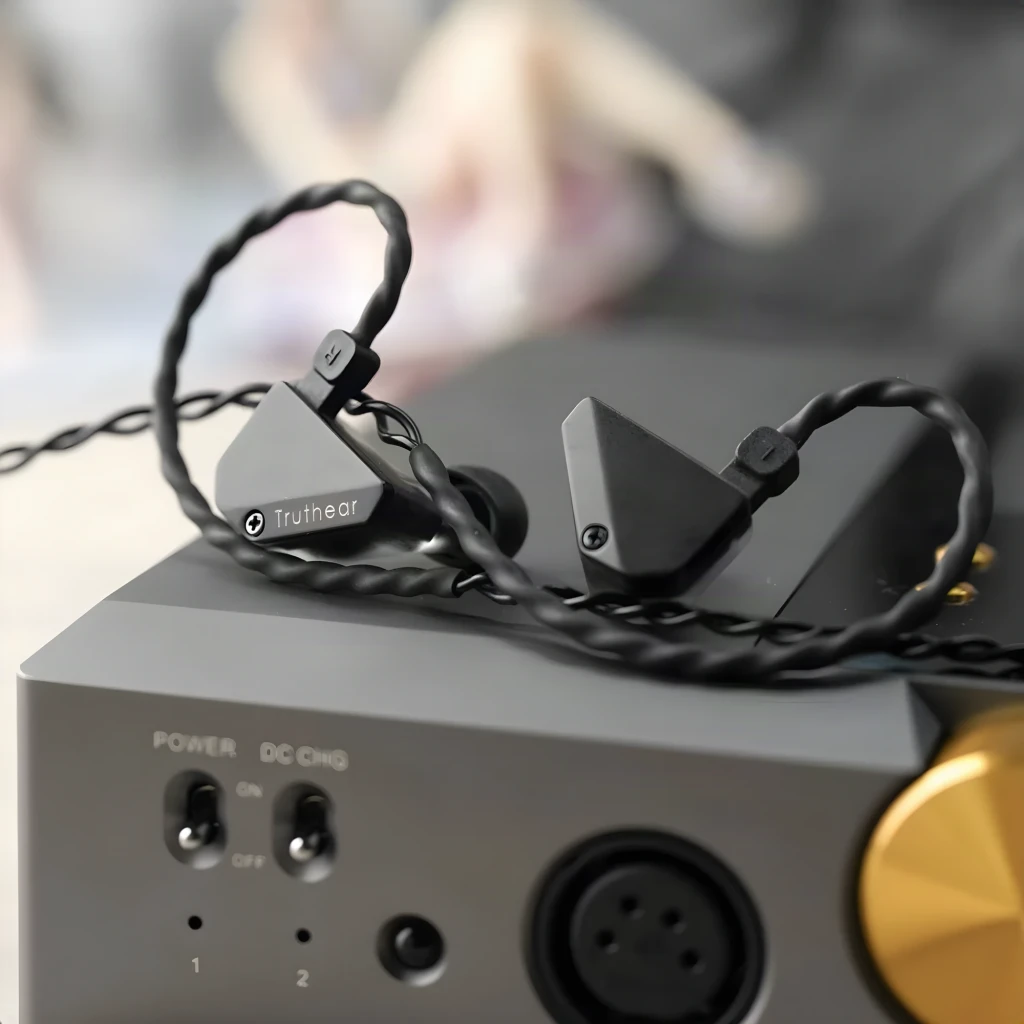 Auriculares Truthear HEXA In-Ear Cable Jack 3,5mm 10mm Driver Negro, lifestyle: ambos drivers sobre amplificador