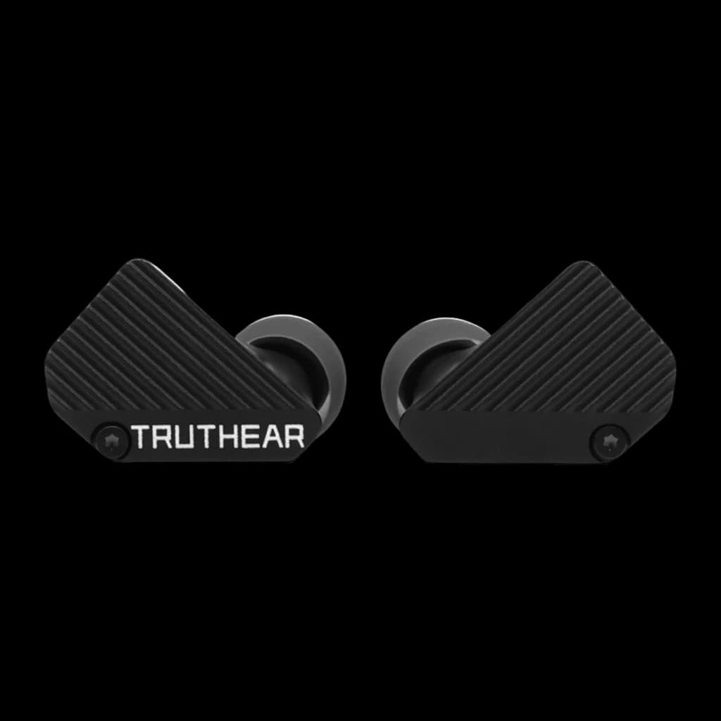 Truthear PURE preto, vista frontal: ambos os IEM com carcaça estriada e logótipo TRUTHEAR visível