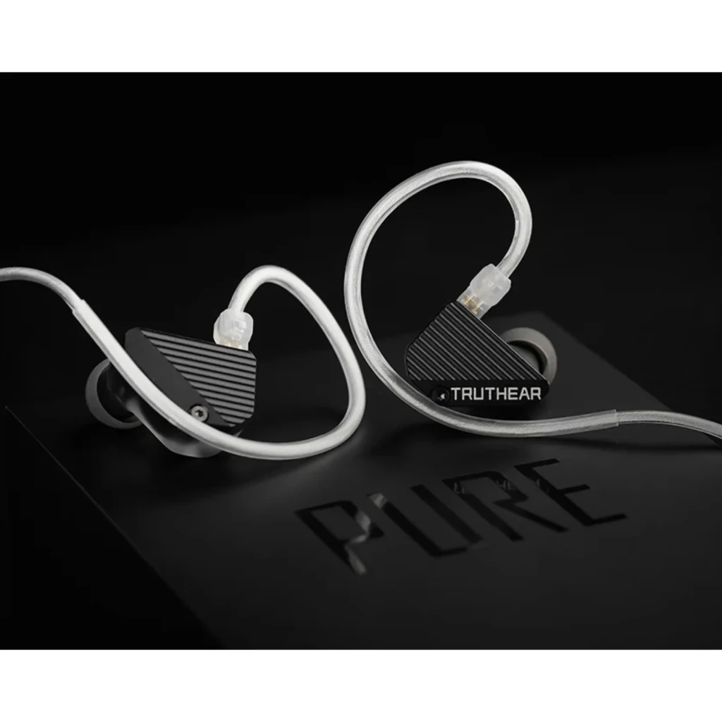 Truthear PURE preto, vista lateral: ambos IEM sobre caixa com logo PURE, carcaça estriada e cabo transparente