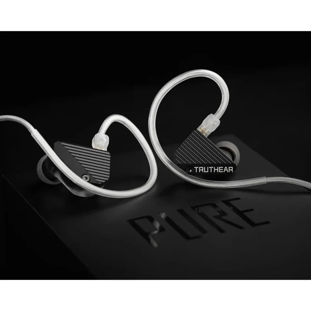 Truthear PURE preto, vista lateral: ambos IEM sobre caixa com logo PURE, carcaça estriada e cabo transparente