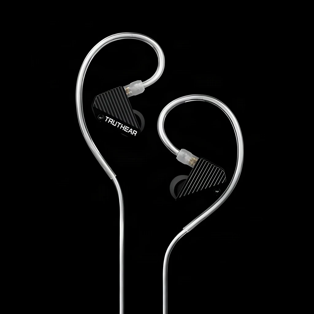 Truthear PURE preto, vista frontal ambos auriculares: carcaça estriada preta, logo TRUTHEAR e cabo transparente com gancho