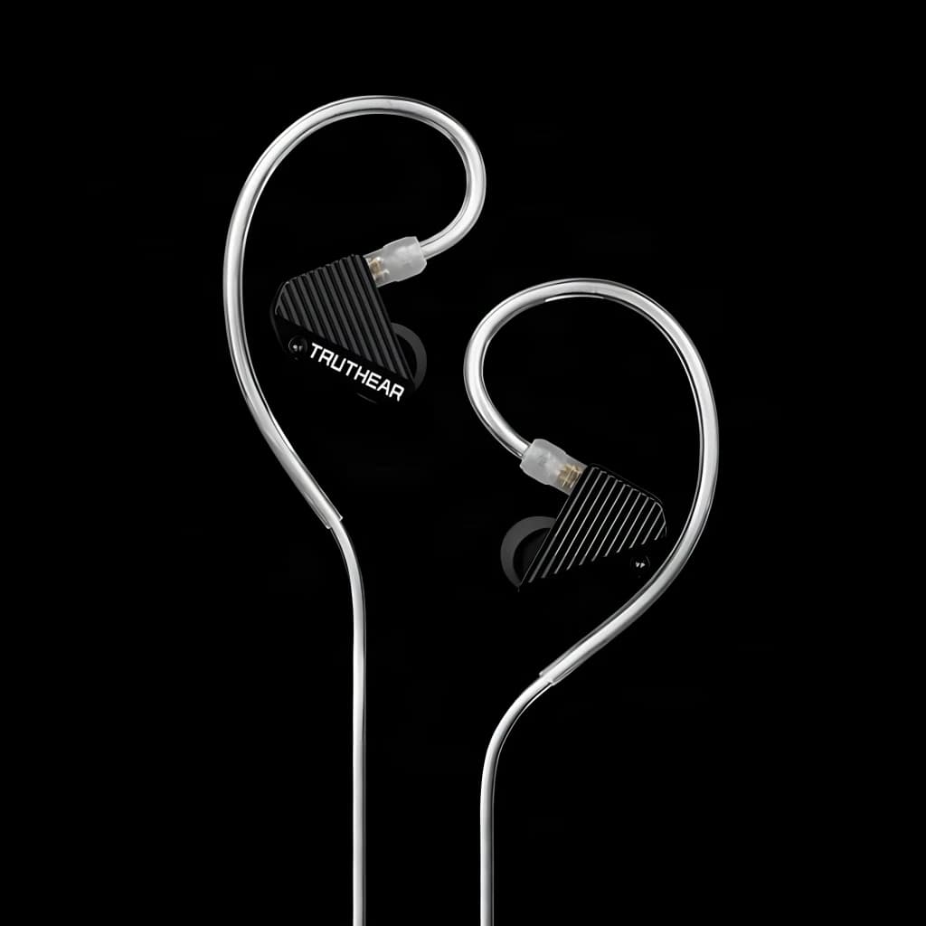 Truthear PURE preto, vista frontal ambos auriculares: carcaça estriada preta, logo TRUTHEAR e cabo transparente com gancho