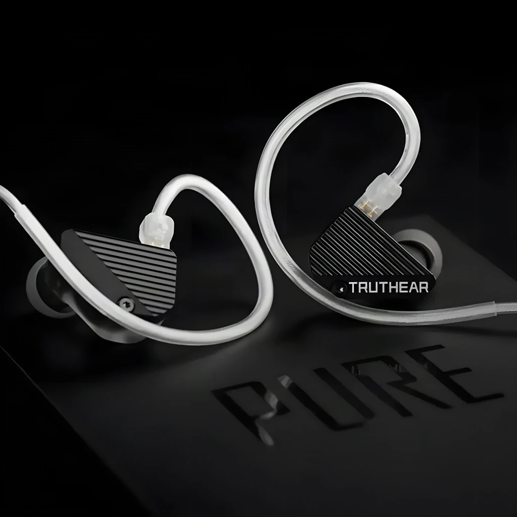 Auriculares Truthear PURE In-Ear Jack 3,5mm Cabo 1DD+3BA Híbrido, vista lateral: carcaça preta estriada com cabo branco