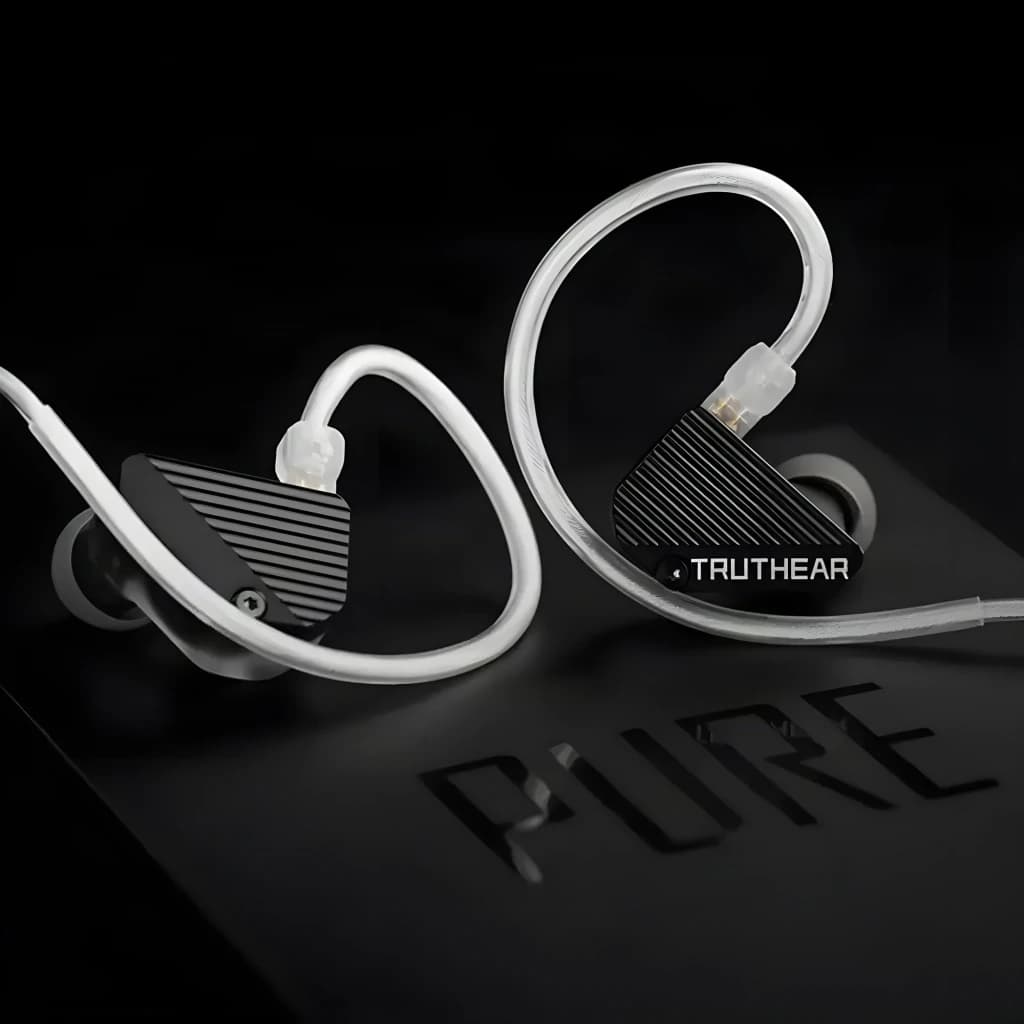 Auriculares Truthear PURE In-Ear Jack 3,5mm Cabo 1DD+3BA Híbrido, vista lateral: carcaça preta estriada com cabo branco