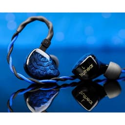 Auriculares Truthear Nova Blue In-Ear con cable (IEM) Jack 3,5mm 1DD+4BA Híbrido, vista lateral: ambos IEM sobre superficie