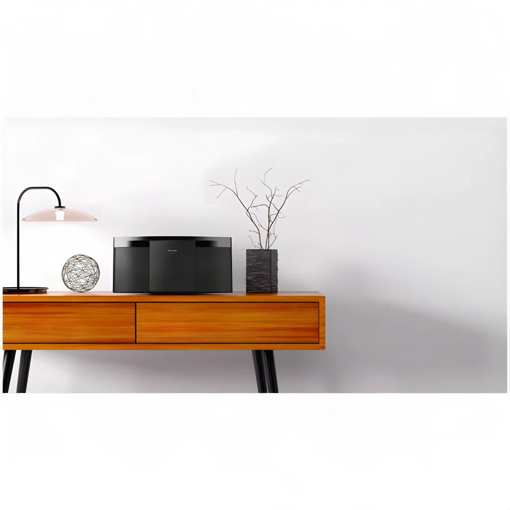Panasonic Microssistema SC-HC200EG-K Preto, vista lifestyle: sobre consola de madeira com candeeiro e vaso decorativo