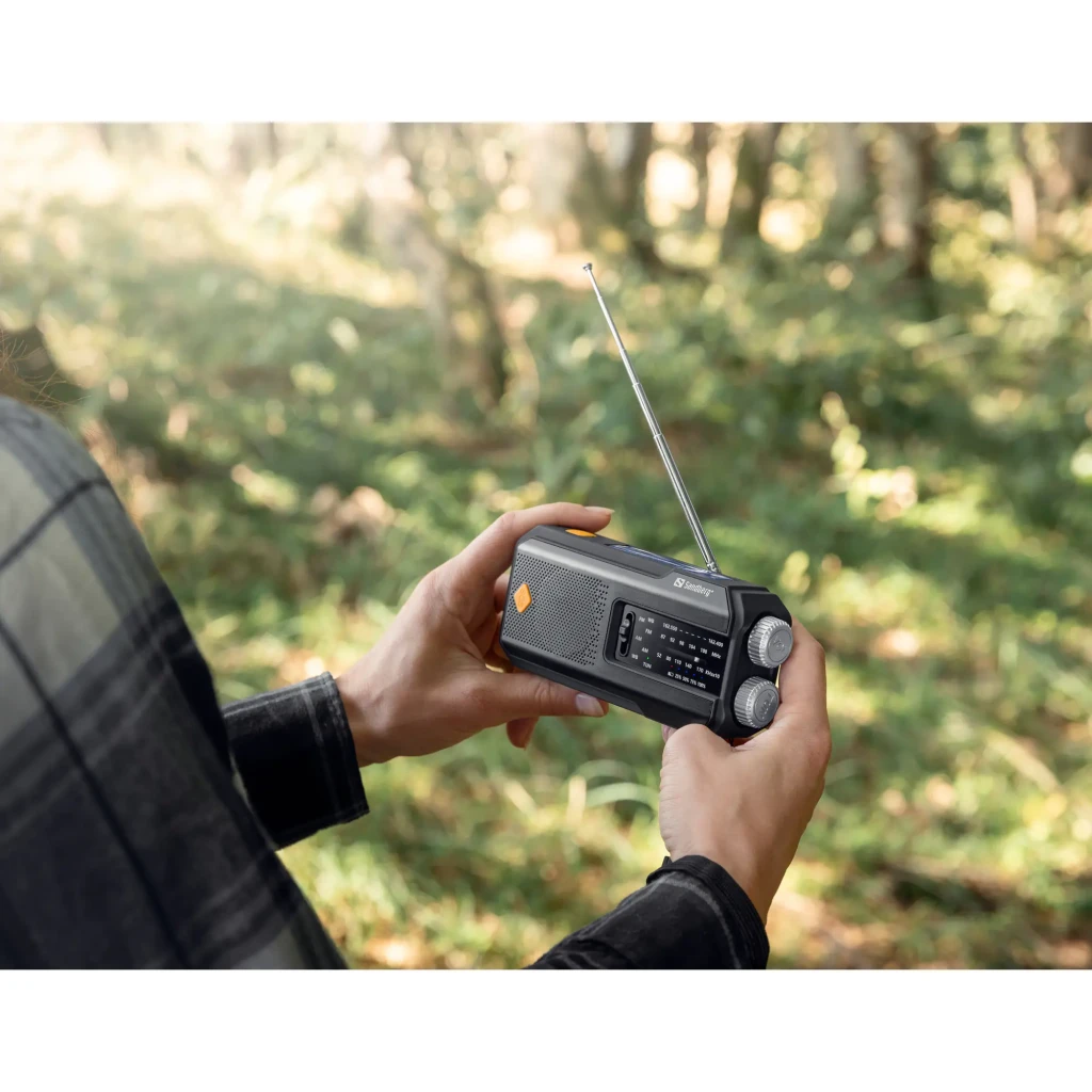Radio OEM 421-04 FM/AM Batterie rechargeable 2000mAh Noir, usage extérieur: mains tenant la radio antenne déployée en forêt