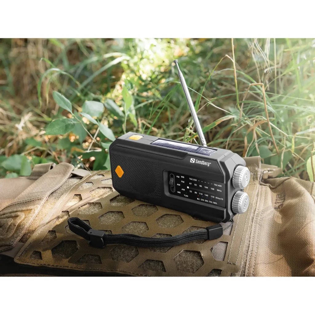 Radio OEM 421-04 FM/AM Batterie rechargeable 2000mAh Noir, vue latérale: antenne déployée, panneau solaire et haut-parleur