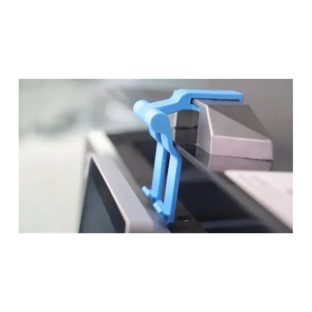 Impresora 3D Qidi Plus 4 FDM 600mm/s, detalle: clip azul de liberación de cama flexible sobre la plataforma de impresión