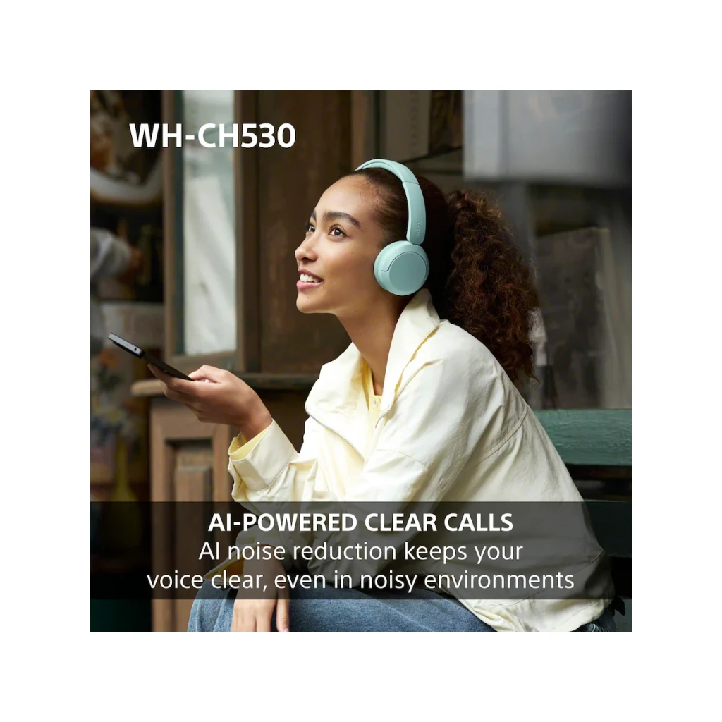 Sony Auriculares WH-CH530 Verde Menta, lifestyle: mulher com auriculares a segurar telemóvel em interior