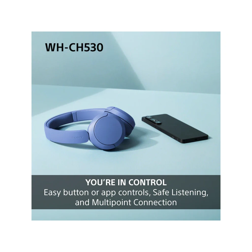 Sony WH-CH530 verde menta, vista lateral: auscultadores dobrados sobre superfície ao lado de smartphone