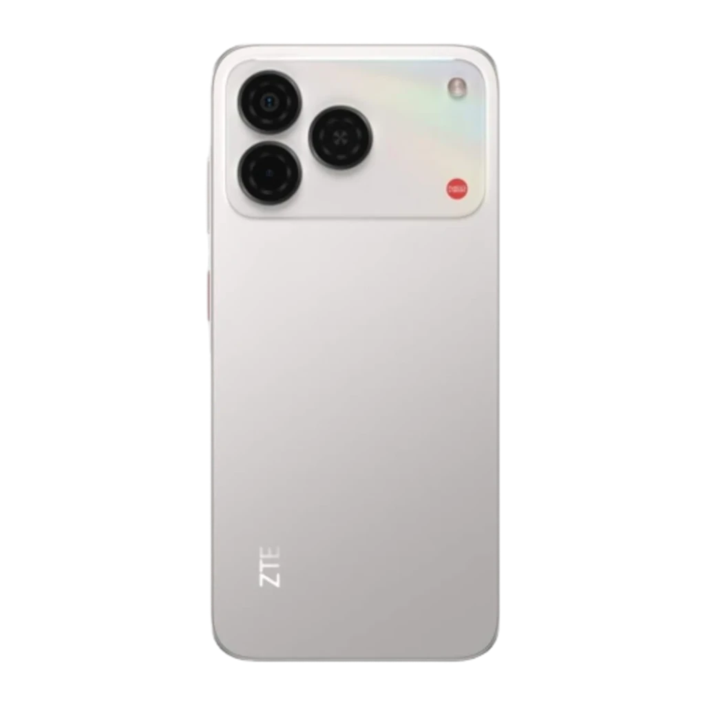 ZTE Blade A57 argent avec triple module photo arrière proéminent, dos mat élégant, logo ZTE discret et flash intégré, design moderne épuré