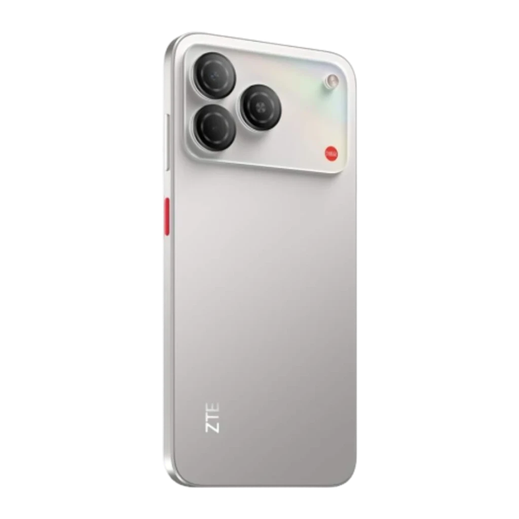 ZTE Blade A57 argent avec dos mat, module photo rectangulaire et triple capteur proéminent, bord rouge latéral, design fin et moderne