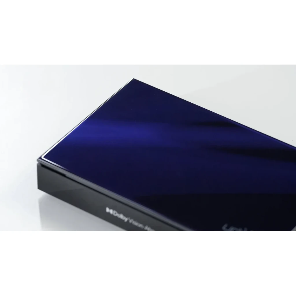 Lecteur Multimédia Ugoos SK3 8Go/128Go 8K WiFi 6 Android 12, détail dessus: couvercle bleu miroir avec logo Dolby Vision