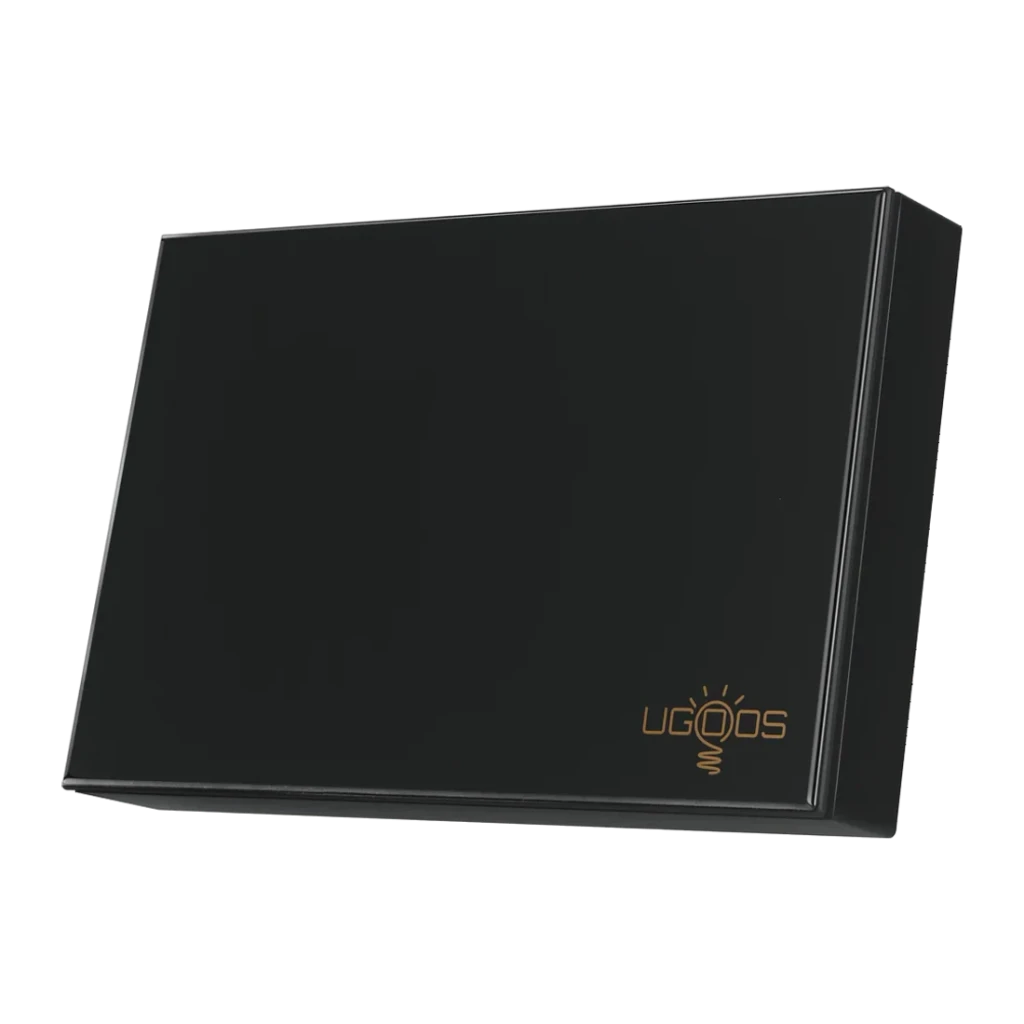 Lecteur Multimédia Ugoos SK3 8Go/128Go 8K WiFi 6 Android 12, vue en angle: boîte noire brillante avec logo doré Ugoos