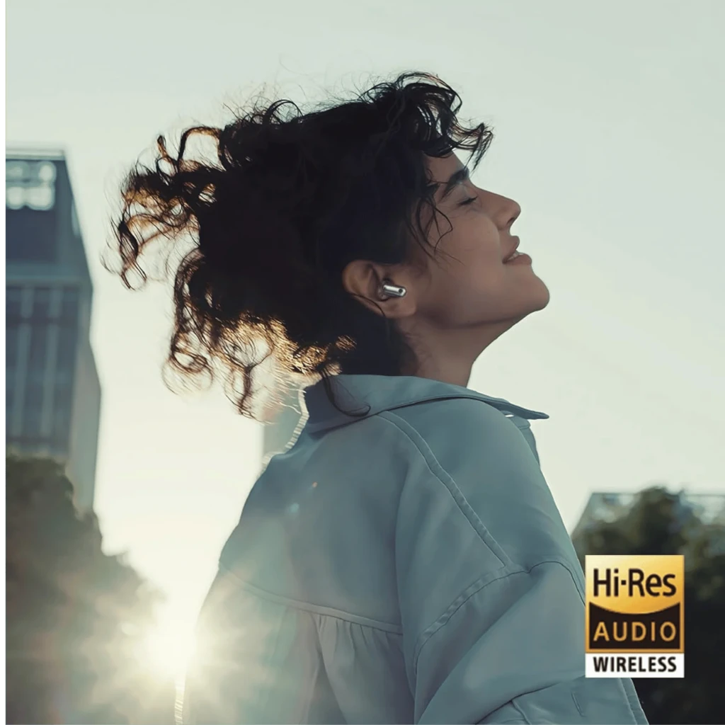 Auriculares Huawei FreeBuds Neo Rosa TWS con cancelación de ruido, diseño in-ear elegante; mujer usándolos al aire libre con luz de atardecer y sello Hi-Res